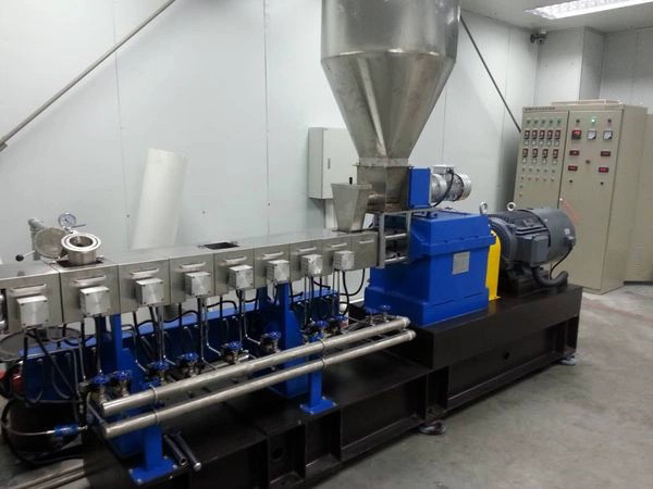 Máy ó nhựa 2 cấp với hai cụm đùn liên tiếp giúp nâng cao chất lượng hạt nhựa tái chế