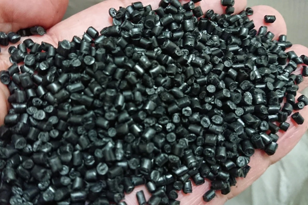 Hạt nhựa tái sinh HDPE nổi bật với độ bền cơ học cao