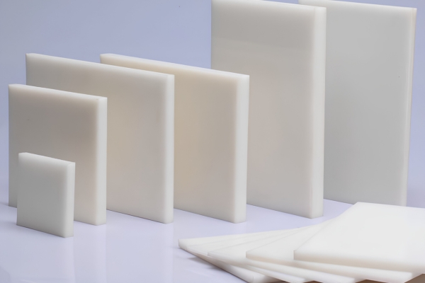 Nhựa PP (Polypropylene) là vật liệu nhựa nhiệt dẻo phổ biến với độ bền cao và trọng lượng nhẹ 