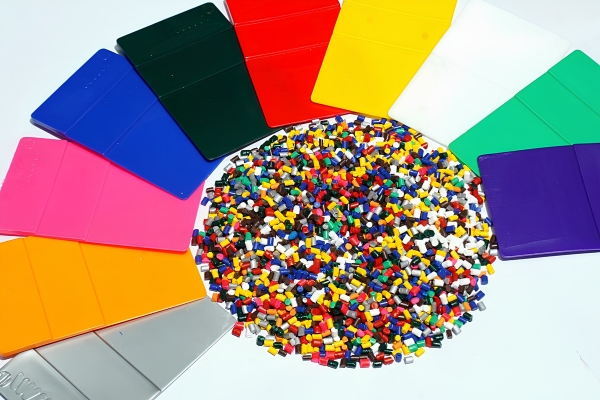 Hạt nhựa màu (Color Masterbatch) được sử dụng phổ biến trong sản xuất nhựa