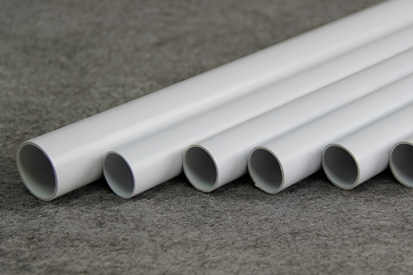 Ống nhựa PVC luồn dây điện giúp bảo vệ dây dẫn khỏi tác động môi trường