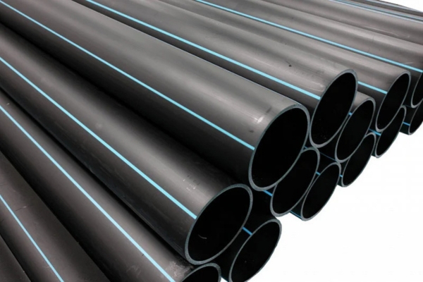 Ống PE làm từ Polyethylene, có độ dẻo, bền và dùng trong cấp nước, tưới tiêu
